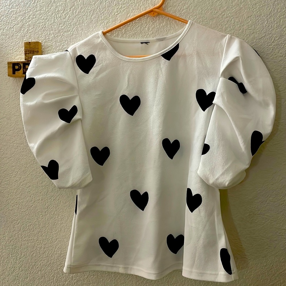 NWOT black heart crop pull sleeve XL 🔥
